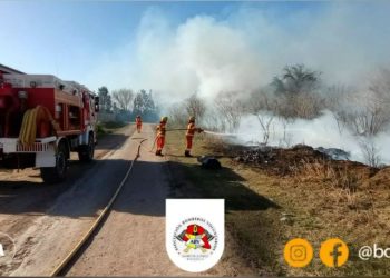 Extinción de incendio en un terreno baldío