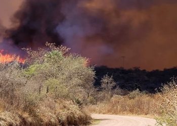 Más de 200 efectivos y cuatro aviones hidrantes continúan combatiendo el fuego cerca de La Cumbre