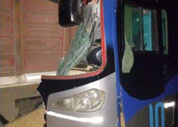 Tremendo impacto de colectivo con camión en Autopista Córdoba-Rosario