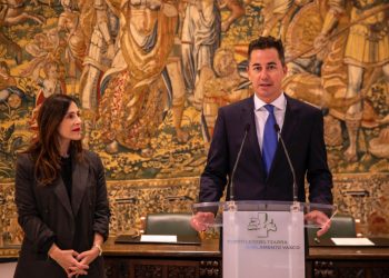 Manuel Calvo firmó un convenio con la presidenta del Parlamento Vasco