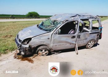 Vuelco en solitario de un utilitario en Autopista km 427