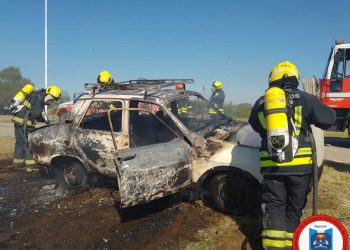 Leones: incendio total en auto con GNC, en circunvalación Este