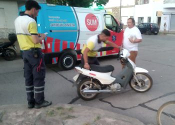 Accidente moto-auto en Urquiza y Saenz Peña