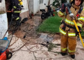 Incendio total de motocicleta dentro de una vivienda