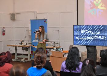 Comenzó el taller que invita a reciclar e intervenir prendas de vestir