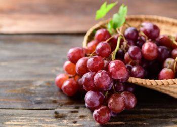 Niña casi pierde la vida por una uva