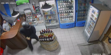 Leones: robó a punta de pistola un almacén de bebidas