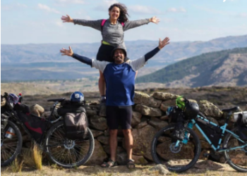 Viajan unidos recorriendo Argentina en bicicleta