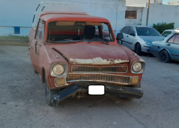 Rastrojero embistió un poste de alumbrado público