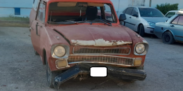 Rastrojero embistió un poste de alumbrado público