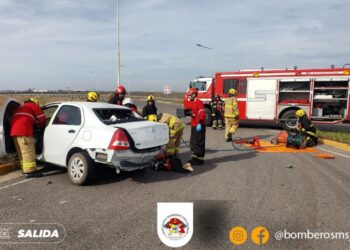 Camioneta embistió a automovil en el acceso a Autopista