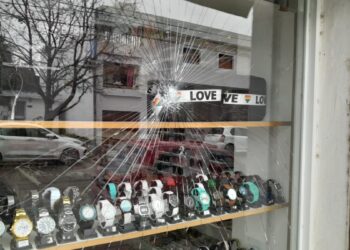 Arrojaron un elemento contundente a la vidriera de un comercio en zona céntrica