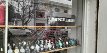 Arrojaron un elemento contundente a la vidriera de un comercio en zona céntrica