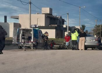 Dos accidentes moto-auto en distintos puntos de la ciudad, casi en simultáneo