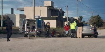 Dos accidentes moto-auto en distintos puntos de la ciudad, casi en simultáneo