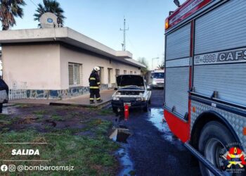 Incendio de auto en el estacionamiento del ANAC
