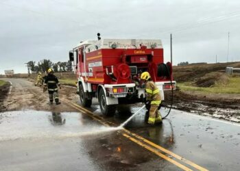 Limpieza de calzada en la curva del km. 39 de la Ruta 12