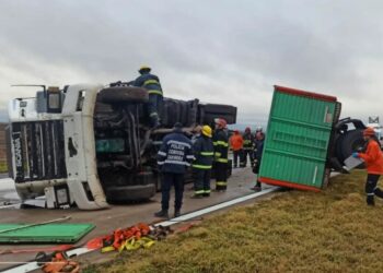 Vuelco de un camión con acoplado en Autopista km 425