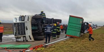 Vuelco de un camión con acoplado en Autopista km 425