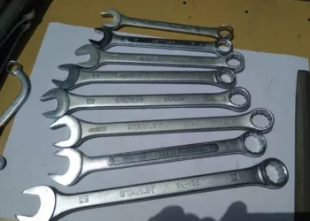 Plena luz del día: ingresó a taller mecánico y sustrajo casi treinta herramientas