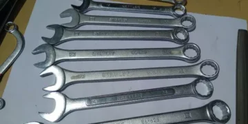 Plena luz del día: ingresó a taller mecánico y sustrajo casi treinta herramientas