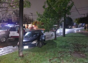 Un automóvil Chevrolet colisionó contra un árbol en Quintana y San Lorenzo