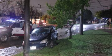 Un automóvil Chevrolet colisionó contra un árbol en Quintana y San Lorenzo