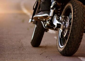 Motochorro arrebató mochila bandolera a mujer en bicicleta