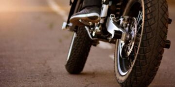 Motochorro arrebató mochila bandolera a mujer en bicicleta