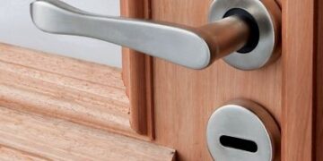 Joven de 18 años que manipulaba picaportes fue aprehendido