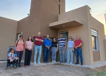 Entrega de la casa nº 232 del PRO.MU.VI.