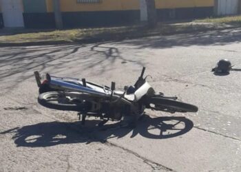 Leones: accidente local entre moto y auto