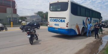 Accidente entre un colectivo y una motocicleta