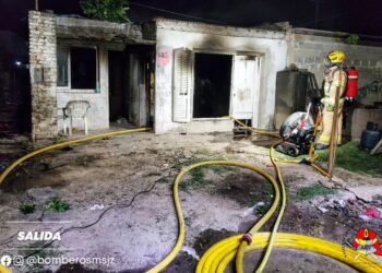 Incendio generalizado: afectó casi la totalidad de una vivienda