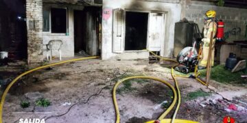 Incendio generalizado: afectó casi la totalidad de una vivienda