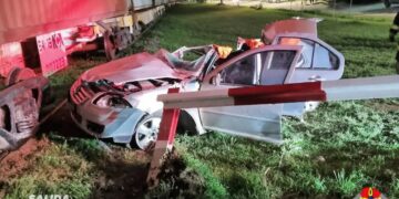 Impresionante impacto entre tren y auto en calle Azcuenaga