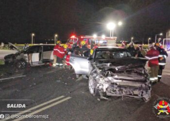 Dos autos colisionaron sobre el puente de la Autopista en Av. Las Colonias