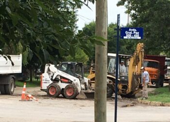 Reclamos de vecinos, por agua y barro acumulado en las calles