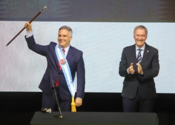 En San Francisco, Llaryora recibió la banda y el bastón de gobernador por parte de Juan Schiaretti