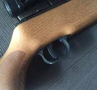 Un masculino tras discutir con una persona, le disparó con un rifle de aire comprimido