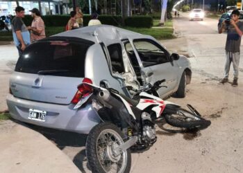 Accidente moto-auto en Av. Las Colonias