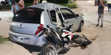 Accidente moto-auto en Av. Las Colonias
