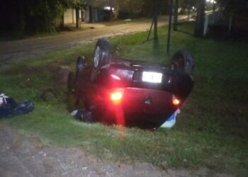 Rescate de auto que cayó a la cuneta