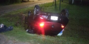 Rescate de auto que cayó a la cuneta