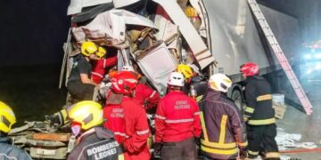 Colisión por alcance entre dos camiones en Autopista N9 km 447