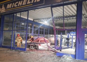 Derrapó: impactó de lleno en la sucursal de Michelin