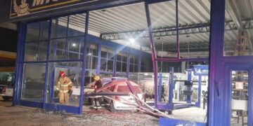 Derrapó: impactó de lleno en la sucursal de Michelin