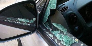Le rompieron el vidrio del auto para robarle diez mil pesos