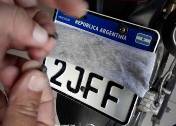 Circular con chapa patente colocada, limpia y legible