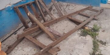 Flagelo de los cables: oportuno llamado a la policía, salvó 50 metros de cable del alumbrado público